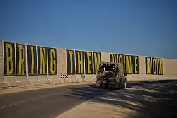 Angeh&ouml;rige setzen sich seit Kriegsbeginn vor bald zwei Jahren unerm&uuml;dlich f&uuml;r die Freilassung der Geiseln ein. (Archivbild) - &copy; Ohad Zwigenberg/AP/dpa