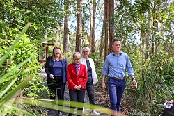 Der Premier von New South Wales, Chris Minns, hat sich stark für den riesigen Nationalpark eingesetzt. - © David Wigley/AAP/dpa