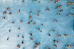 Die Eltern vom Handy abgelenkt, das Kind im &uuml;berf&uuml;llten Schwimmbad unter Wasser: Solche F&auml;lle h&auml;ufen sich bundesweit, sagt ein Experte. Er fordert ein Hausverbot f&uuml;r &laquo;Handy-Eltern&raquo;, die auf Ermahnungen nicht reagieren. - &copy; Sebastian Kahnert/dpa