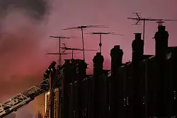 Ersthelfer arbeiteten über Nacht an der Unfallstelle. - © Matt Rourke/AP/dpa