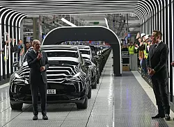 Bundeskanzler Olaf Scholz (l) ist zur Eröffnung der Tesla-Fabrik in Grünheide mit Firmenchef Elon Musk gekommen (Archivbild). - © Patrick Pleul/dpa-Zentralbild POOL/dpa