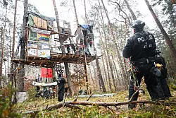 Ein Protestcamp gegen Tesla hat die Polizei nach fast neun Monaten aufgelöst (Archivbild). - © Sebastian Gollnow/dpa