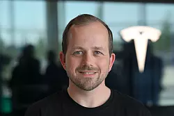 Der Werksleiter von Tesla in Grünheide, André Thierig, zeigt sich trotz eines Absatzrückgangs in Deutschland zuversichtlich (Archivbild). - © Soeren Stache/dpa