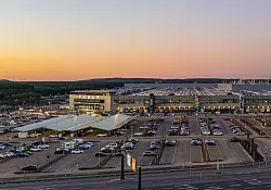 Der US-Elektroautobauer Tesla hat vor drei Jahren sein bisher einziges Werk in Europa eröffnet - steht aber vor mehreren Herausforderungen (Archivbild). - © Patrick Pleul/dpa