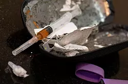 Heroin ist nach wie vor eine Hauptursache für Todesfälle wegen Drogen - aber bei weitem nicht die einzige. - © Boris Roessler/dpa