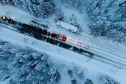 Der verschneite Unfallort. - © Erik Abel/TT News Agency/AP/dpa