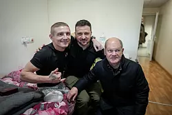 Als Erstes besuchten Scholz und Selenskyj verwundete Soldaten. - &copy; Kay Nietfeld/dpa