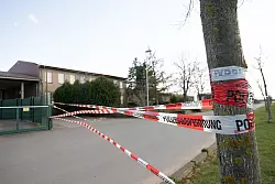 Die Umstände geben Rätsel auf – eine rechtsmedizinische Untersuchung läuft. - © Sebastian Kahnert/dpa