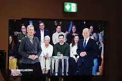 Alice Weidel, Spitzenkandidatin der AfD, wird von mehreren Menschen aus dem Publikum nach ihrer privaten Lebenssituation gefragt. - © Kay Nietfeld/dpa