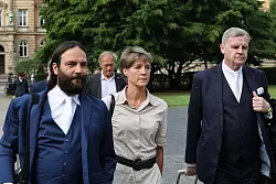 Christina Block kommt am zweiten Prozesstag mit ihren Verteidigern zum Landgericht. - © Christian Charisius/dpa