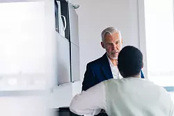 Auch F&uuml;hrungskr&auml;fte k&ouml;nnen dazu beitragen, dass es im Unternehmen einen bewussten Umgang mit dem Thema Leistungsdruck gibt. - &copy; Zacharie Scheurer/dpa-tmn