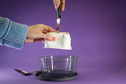 Schritt 1: Quarkbecher umdrehen und mit einem Messer von oben einstechen. - &copy; Christin Klose/dpa-tmn