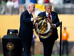 FIFA-Chef Infantino (l.) und US-Pr&auml;sident Trump bei der Siegerehrung der Club-WM (Archivbild) - &copy; Sven Hoppe/dpa