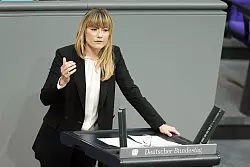 Die fluchtpolitische Sprecherin der Linksfraktion im Bundestag, Clara B&uuml;nger, findet, die Bundesregierung sei stark auf Abschiebungen fixiert. (Archivfoto) - &copy; Michael Kappeler/dpa