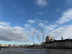 Riesenrad an der Themse: In den Gondeln des London Eye sieht man die britische Hauptstadt aus ungewöhnlicher Perspektive. - © Julia Kilian/dpa/dpa-tmn
