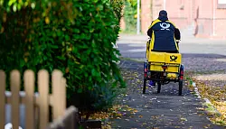Ein Brieftr&auml;ger bei der Arbeit - jedes Jahr werfen Postler Milliarden von Briefen in Briefk&auml;sten ein. - &copy; Philipp Schulze/dpa