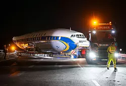 Per Schwertransport kommt das historische Flugzeug nach Frankfurt. - &copy; Boris Roessler/dpa