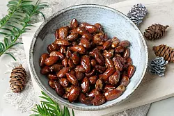 Gebrannte Mandeln leckerer als auf dem Weihnachtsmarkt verspricht Steffi Sinzenich, wenn man sie mit Zucker, Vanillezucker und Zimt sowie 2 EL Wasser für 13 Minuten im Airfryer gart. - © Steffi Sinzenich/gaumenfreundin.de/dpa-tmn