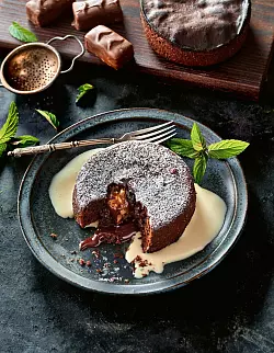 Der Lava-Cake ist ein Hit von Fernsehkoch Christian Henze. Er bereitet den Schokokuchen mit flüssigem Kern in Soufflé-Formen im Airfryer zu. - © Hubertus Schüler/Becker Joest Volk Verlag/dpa-tmn