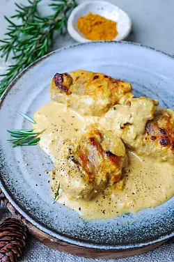 Auch Schweinefilet im Speckmantel gelingen in der Heißluftfriteuse. Zusammen mit einer Sahnesoße aus etwas Frischkäse oder Schmand kommt das Ganze für 25 Minuten in den Airfryer. - © Steffi Sinzenich/gaumenfreundin.de/dpa-tmn