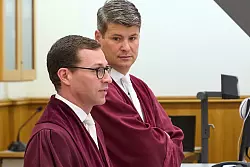 Oberstaatsanwalt Barrot (rechts) sieht die wehrhafte Demokratie gestärkt. - © Thomas Frey/dpa