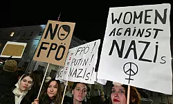 Teilnehmerinnen warnen vor der russlandfreundlichen und rechten Politik der FP&Ouml;. - &copy; Helmut Fohringer/apa/dpa