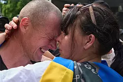 So gro&szlig; die Freude &uuml;ber den Gefangenenaustausch ist, gibt es in der Ukraine auch Kritik - &copy; Efrem Lukatsky/AP/dpa