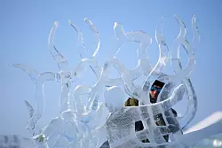 Ein Teilnehmer des Wettbewerbs arbeitet an einer Eisskulptur beim Internationalen Eisskulpturenwettbewerb. - &copy; Wang Jianwei/XinHua/dpa
