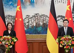 Au&szlig;enministerin Annalena Baerbock und der chinesische Au&szlig;enminister Qin Gang (r) geben eine gemeinsame Pressekonferenz. - &copy; Soeren Stache/dpa