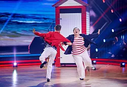 Podcasterin Selfiesandra und Zsolt Sándor Cseke holen mit dem Charleston 30 Punkte. - © Thomas Banneyer/dpa