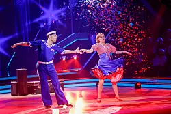 Sängerin Jeanette Biedermann und Profitänzer Vadim Garbuzov überzeugen die Jury mit ihrem Quickstep. - © Thomas Banneyer/dpa