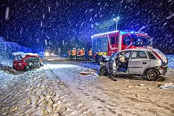 Bei einem Frontalzusammenstoß auf schneeglatter Straße ist ein 71 Jahre alter Mann im Landkreis Schwäbisch Hall ums Leben gekommen. - © Fabian Koss/dpa