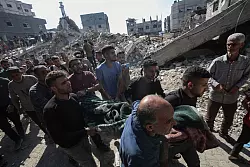 Kriegssschäden und zivilen Opfern zum Trotz: Vorerst geht Israels Armee weiter gegen die Hamas in Gaza vor. - © Omar Ashtawy/APA Images via ZUMA Press Wire/dpa