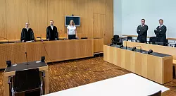 Zu Beginn eines Prozesses wegen manipulierter Corona-Impfungen vor dem Landgericht Augsburg blieb der Stuhl des Angeklagten im Juni 2023 leer. Der beschuldigte Arzt war geflohen. Nun wurde der 75-Jährige in Südamerika gefasst. (Archivbild) - © Stefan Puchner/dpa