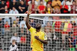 Romelu Lukaku brachte Belgien per Handelfmeter in Führung. - © Geert Vanden Wijngaert/AP/dpa