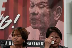 Unzählige Angehörige der Opfer warten bis heute auf Antworten. - © Aaron Favila/AP/dpa