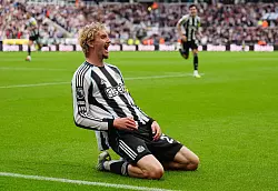 Bejubelt seinen ersten Treffer in der Premier League: Nick Woltemade. - © Owen Humphreys/PA Wire/dpa