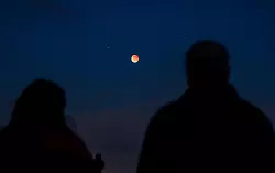 Wer das Ereignis verpasst hat, k&ouml;nnte am 3. M&auml;rz 2026 Urlaub in Amerika oder Asien einplanen. - &copy; Patrick Pleul/dpa