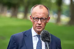 Im Zollstreit und der Ukraine-Diplomatie gab es während des Treffens von Merz und Trump keine entscheidenden Fortschritte. - © Michael Kappeler/dpa