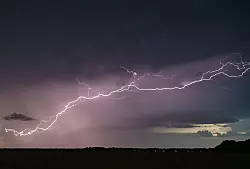 Bei Gewitter gilt: raus aus dem Zelt und blitzschnell ab ins Auto. - © Patrick Pleul/dpa