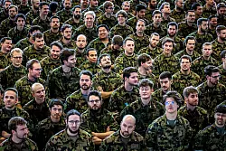 Soll der bisherige Militärdienst zu einem Bürgerdienst für alle ausgeweitet werden? (Archivbild) - © Michael Buholzer/KEYSTONE/dpa