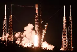 Weil es Verzögerungen bei einem europäischen Raketenprogramm gab, genehmigte die EU einen millionenschweren Auftrag für SpaceX. (Archivbild) - © Craig Bailey/Florida Today via AP/dpa