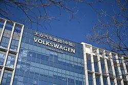 VW kooperiert seit langem mit dem Staatskonzern Saic. - &copy; Johannes Neudecker/dpa