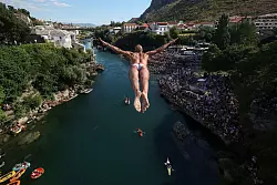 Der Sprung von der Brücke Stari Most in Mostar ist nur etwas für Trainierte. (Archivbild) - © Armin Durgut/AP/dpa