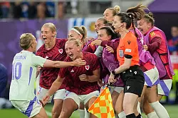 Jessica Fishlock (l) erzielte das erste EM-Tor für Wales. - © Martin Meissner/AP/dpa