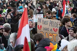 Zahlreiche Ungarn demonstrierten in Budapest gegen das kurz davor vom Parlament beschlossene Verbot der Pride-Paraden, bei denen bisher Menschen für nicht heterosexuelle Lebensformen eintraten. - © Zsolt Szigetvary/MTI/AP/dpa