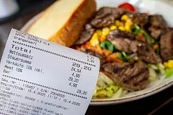 Die Mehrwertsteuer soll sinken - doch ob der Restaurantbesuch dann günstiger wird, ist fraglich. - © Sina Schuldt/dpa