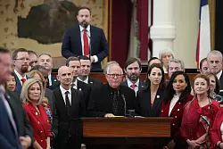 Republikaner versammeln sich w&auml;hrend der Debatte &uuml;ber das Gesetz um den Abgeordneten Todd Hunter. - &copy; Bob Daemmrich/ZUMA Press Wire/dpa