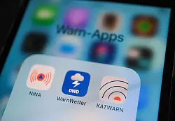 Sollen auf eine Gefahr hinweisen: Die NINA Warn-App, das WarnWetter vom DWD und die Katwamrn-App. - &copy; Oliver Berg/dpa