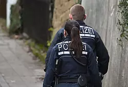 Die Räuber stahlen laut Polizei Bargeld und Schmuck im Wert von mehreren Hunderttausend Euro und flüchteten unerkannt. - © Marijan Murat/dpa